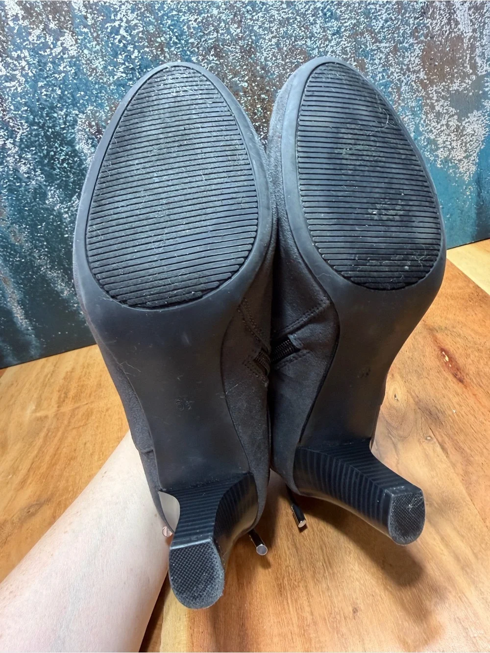 Coach and Four Modern Minimalist Gray Faux Suede Booties (VGUC)